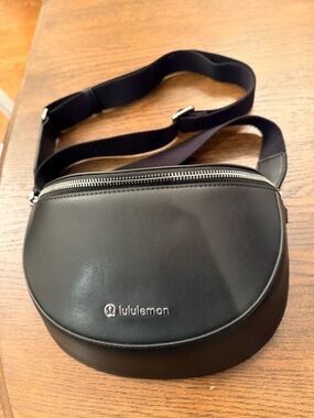 lululemon athletica Sleek Black Cactus Leather saddle Crossbody Bag 2L